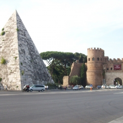 Roma: la Piramide di Cestio