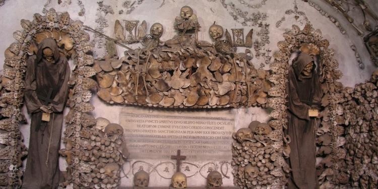 Roma: la chiesa  e il cimitero dei frati Cappuccini in  via Veneto