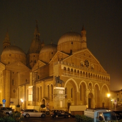 Padova: la basilica di S.Antonio in notturna