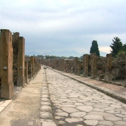 Pompei: tempi duri per i turisti maleducati