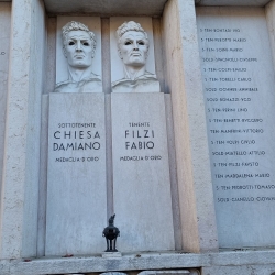Rovereto Monumento ai caduti.jpg