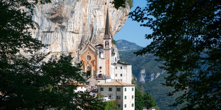 Santuario della Madonna della Corona