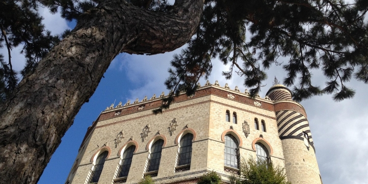 Rocchetta Mattei e Borgo La Scola: un viaggio tra mistero, arte e storia sull’Appennino bolognese
