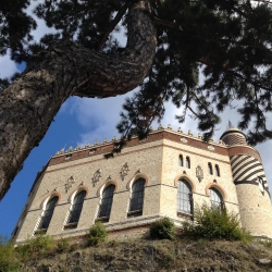 Rocchetta Mattei e Borgo La Scola: un viaggio tra mistero, arte e storia sull’Appennino bolognese