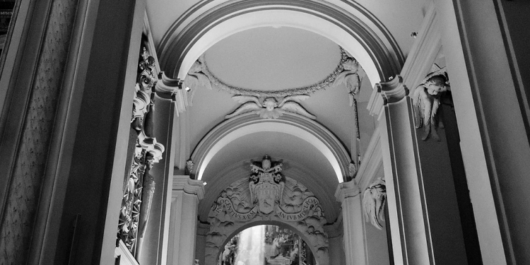 Basilica di San Clemente al Laterano: un viaggio nel tempo tra fede, arte e storia sotterranea