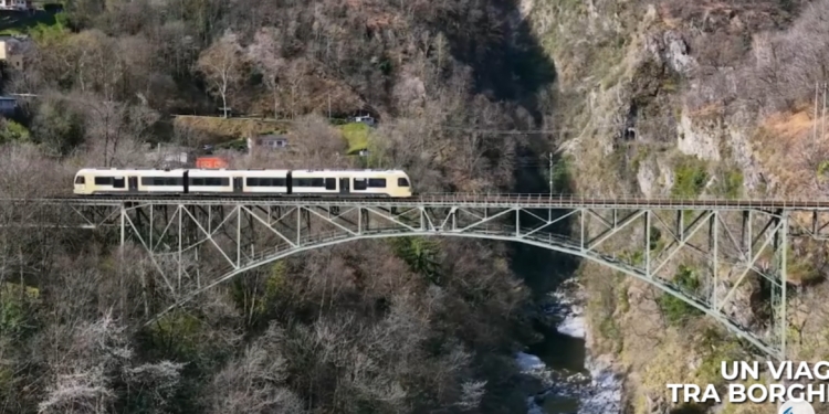 Il Trenino del Foliage: un viaggio tra i colori dell&rsquo;autunno, dalle Alpi al Lago Maggiore