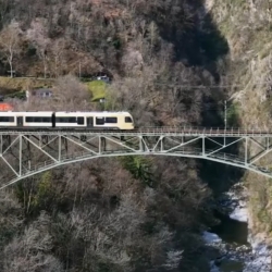 Il Trenino del Foliage: un viaggio tra i colori dell&rsquo;autunno, dalle Alpi al Lago Maggiore